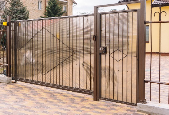 Купить ворота из профлиста с элементами ковки, с металлическими столбами в рамке или под дерево в Канаше от 157530 руб